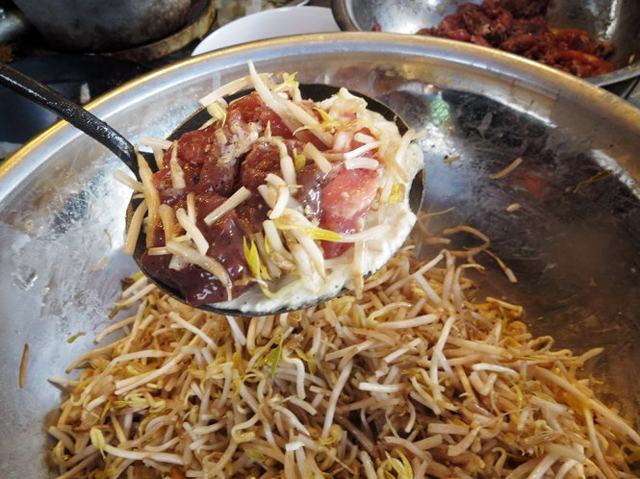 Người chiên bánh vá đòi hỏi phải có kỹ thuật và khéo léo để cho ra những chiếc bánh ngon
