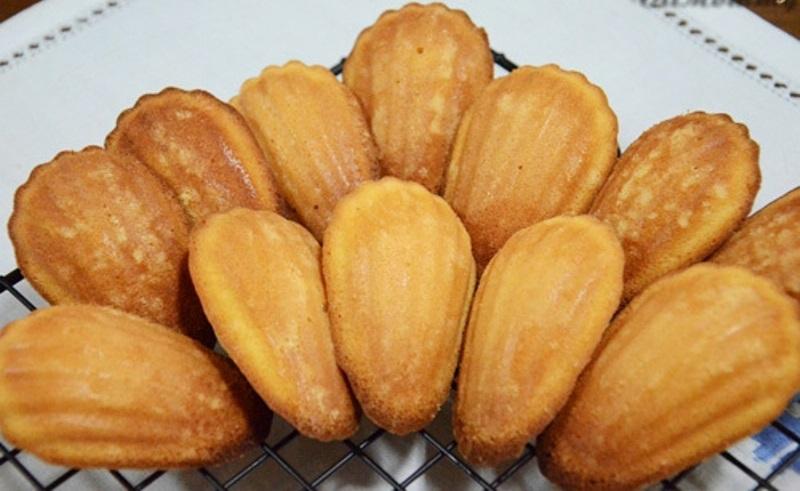 Hình dạng chiếc bánh được làm theo hình dạng vỏ sò rất bắt mắt, kết hợp với màu trắng trông lại càng hấp dẫn hơn