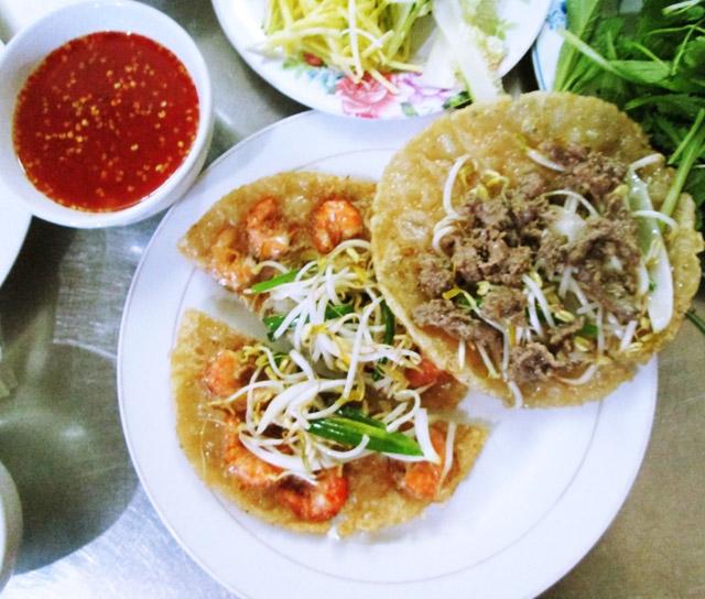 Món bánh xèo này hấp dẫn người ăn bởi vị ngon ngọt của những con tôm đất
