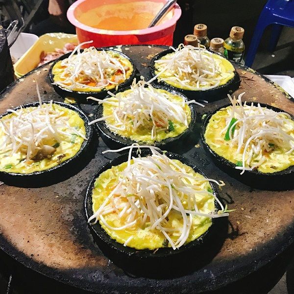 Bánh xèo được đổ khuôn đất nung