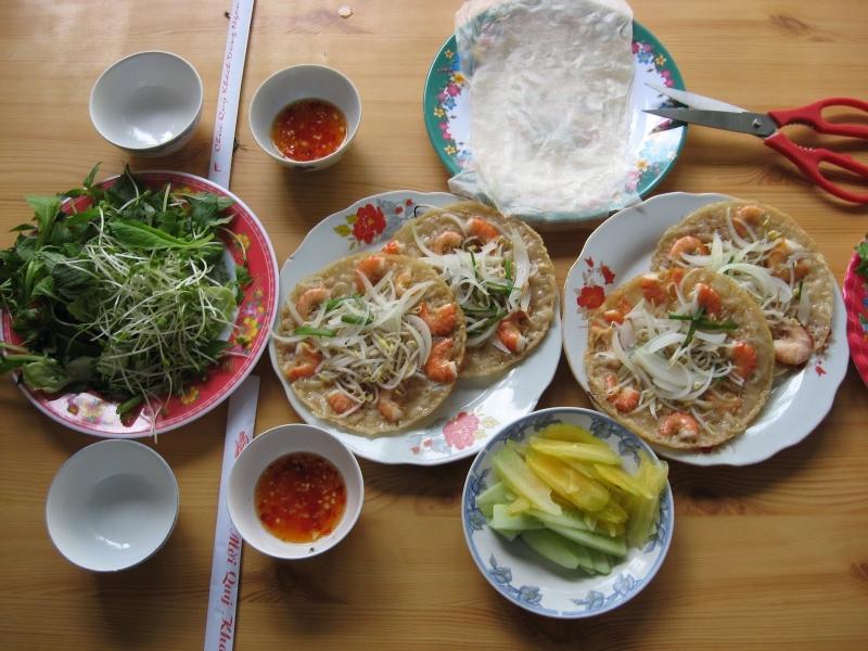 Bánh xèo tôm nhảy rau mầm vàng ruộm, thơm ngon