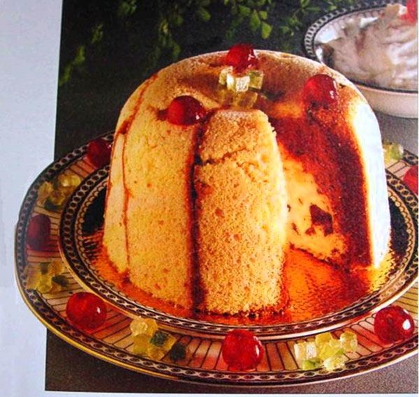 Để được hình dáng tầng như vậy, những lát cắt của những chiếc bánh kem bình thường được cho vào trong các khuôn sao cho chúng chồng khít lên nhau