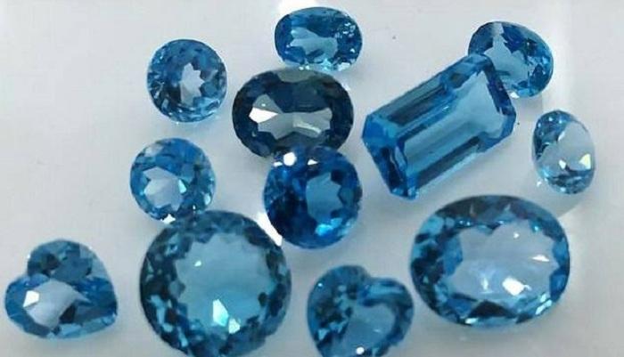 Màu xanh nước biển nhạt trong suốt kết tinh trong một phiến đá Aquamarine là sự lựa chọn tuyệt vời nhất cho Bảo Bình