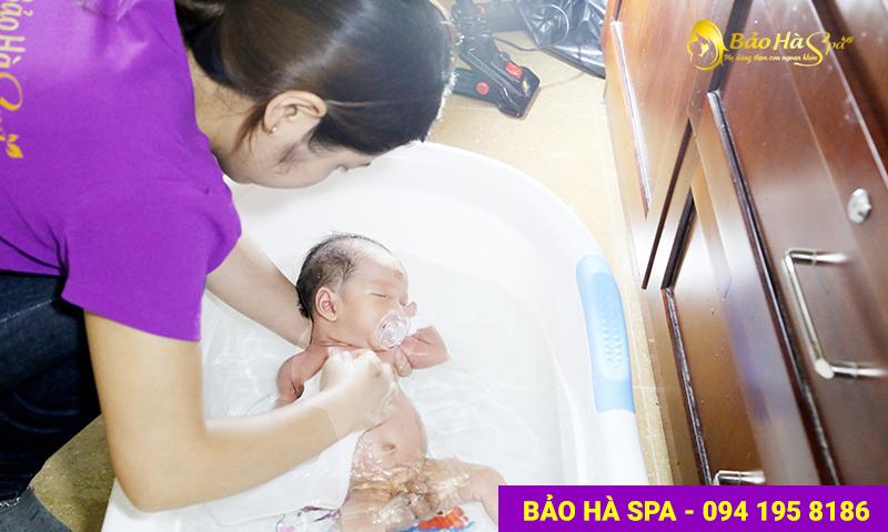 Bé được thư giãn, tắm và vệ sinh sạch sẽ trong dòng nước ấm