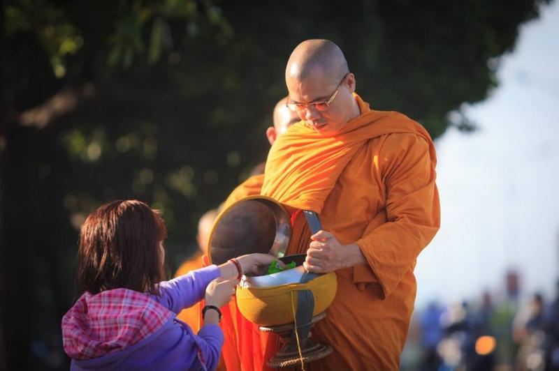 Ngày nay, bát bình vẫn được dùng để các cư sĩ Phật giáo nguyên thủy đi khất thực
