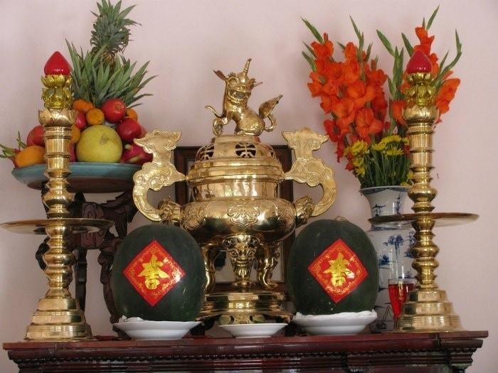 Bày trí trên bàn thờ