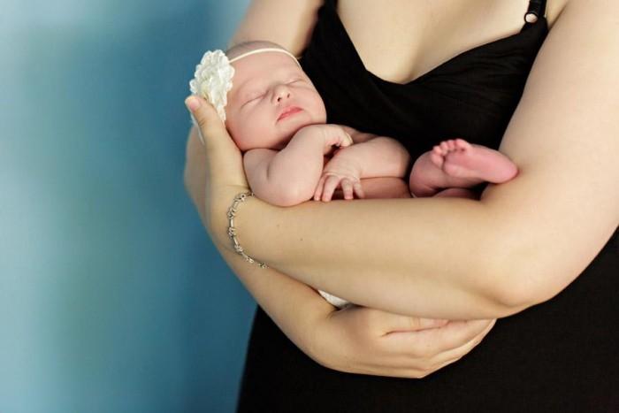 Bế ẵm trẻ sơ sinh đúng cách