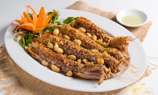 Bề bề cũng là món hải sản mà bạn không nên bỏ qua khi đến Cô Tô. Loại tôm này dai, chắc thịt và rất ngọt, nướng, hấp, rang muối, rang me đều hấp dẫn.
