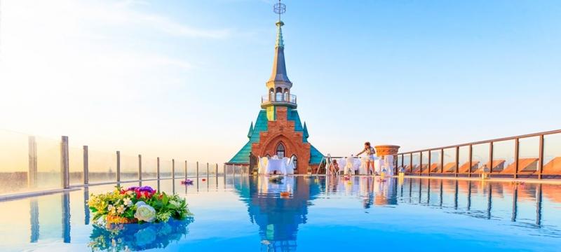 Tại đây, du khách không chỉ được bơi trong khách sạn mà còn thỏa ngắm nhìn toàn cảnh tuyệt đẹp của thành phố
