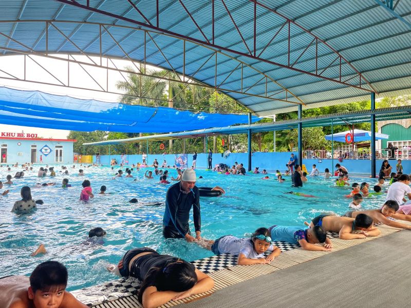 Bể Bơi Sắc Màu