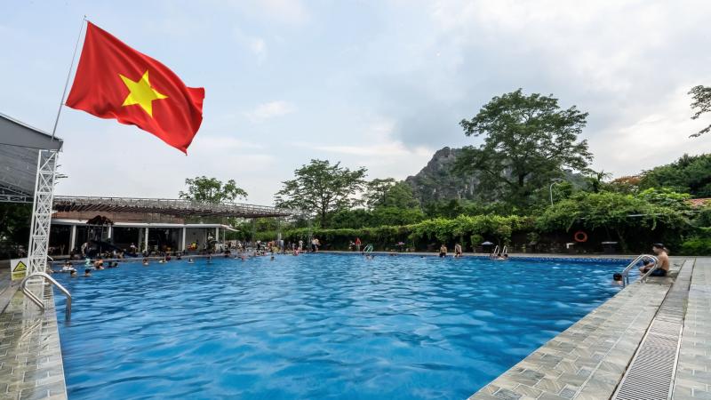 Bể bơi Vạn Xuân Royal Hotel
