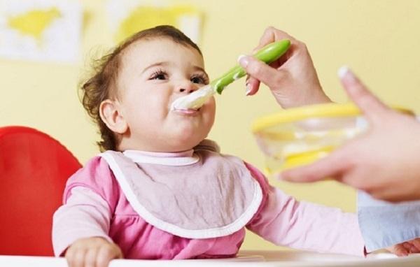 Bé dễ bị tổn thương dạ dày
