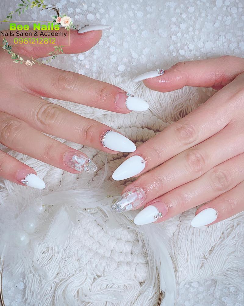 Bee Nails