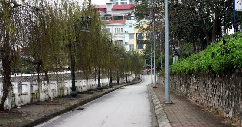 Đường ven hồ Tây thích hợp các cặp đôi đang hẹn hò chụp ảnh, dựng xe ngồi tâm sự