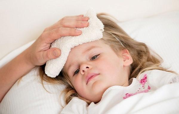 Trẻ bị sốt khi mắc bệnh ban đỏ.