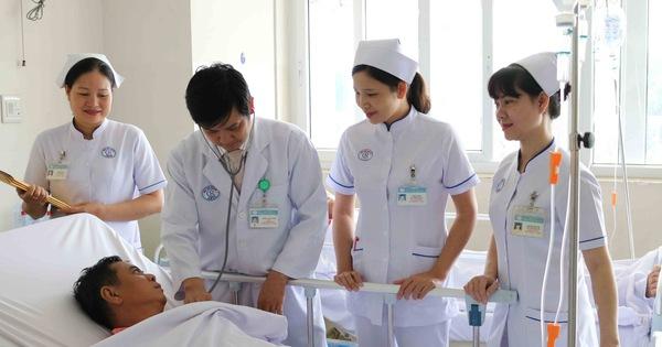 Thăm khám cho bệnh nhân tại Bệnh viện Chợ Rẫy