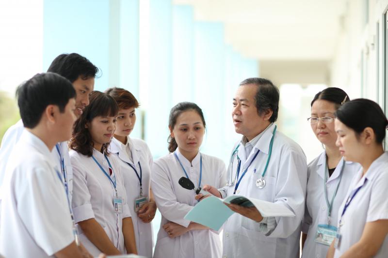 Bác sĩ của bệnh viện mắt Huế đang trao đổi bệnh án