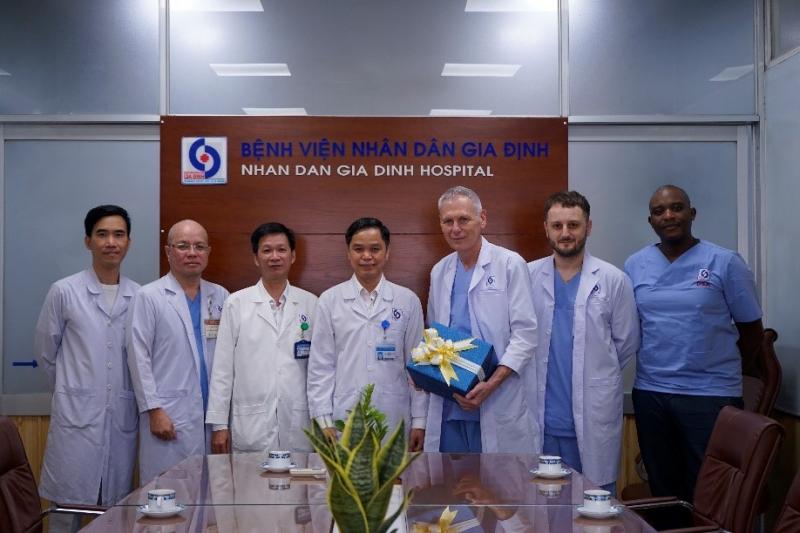 ông Eeckhout Eric - Giáo sư y khoa đến từ Đại Học Lausanne, Thụy Sĩ đã đến giảng dạy và chia sẻ kinh nghiệm chuyên môn trong điều trị - BV Nhân Dân Gia Định.