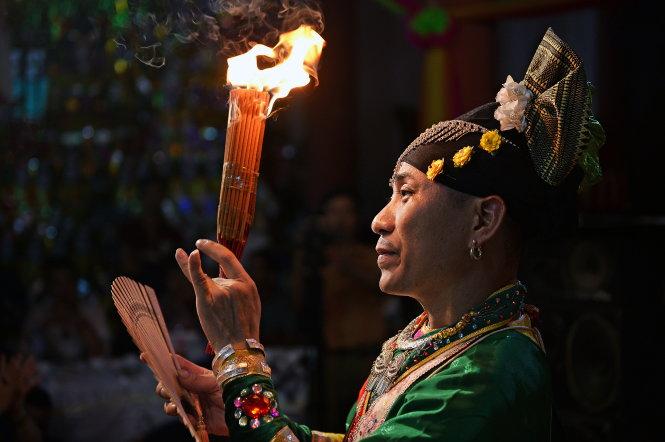 Có người nghiệp duyên nặng nề, có thể dẫn đến tâm hồn hoảng loạn, có thể bị điên, nói năng lảm nhảm, hay nói chuyện Thánh thần, tuy nhiên “điên” này khác với bệnh thần kinh thông thường, khi đến bệnh viện thì lại an nhiên như không, nhưng khi về nhà thì lại hoàn cũ