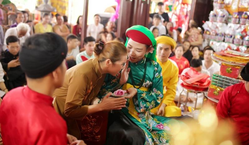 Tuy nhiên, cần lưu ý phải khẳng định người có căn đồng là những người mạnh khoẻ, có thể chất, tinh thần và tâm lý hoàn toàn khác với người bị bệnh tâm thần phân liệt.