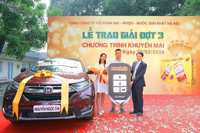 Lễ trao tặng xe cho khách hàng may mắn (Ảnh: Hà Nội Mới)