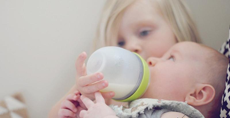 Comotomo được rất nhiều bé hợp tác vì thiết kế giống bầu sữa mẹ