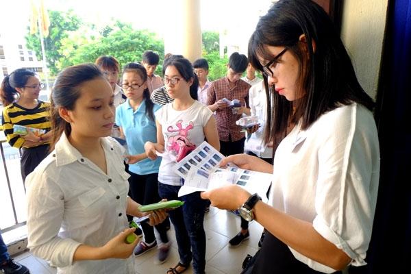 thí sinh tự tin bước vào phòng thi