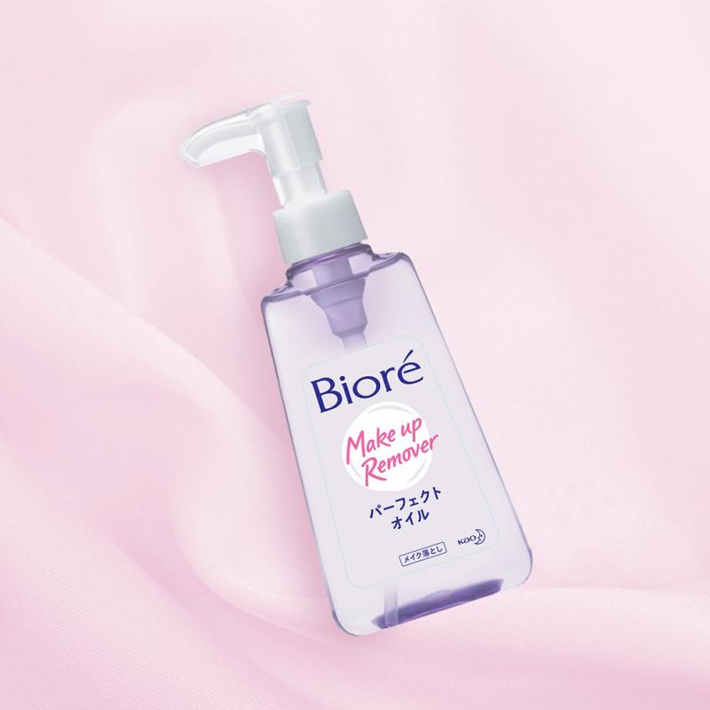 Dầu tẩy trang Biore có dạng vòi pump, tiện lợi khi sử dụng