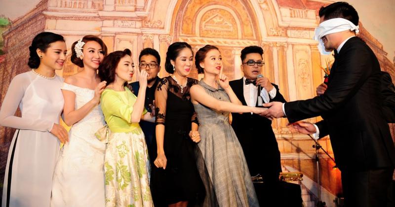 Chú rể sẽ phải bịt mắt để đi tìm cô dâu của mình