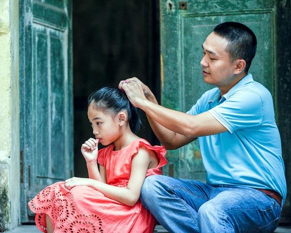 Bố buộc tóc cho con gái