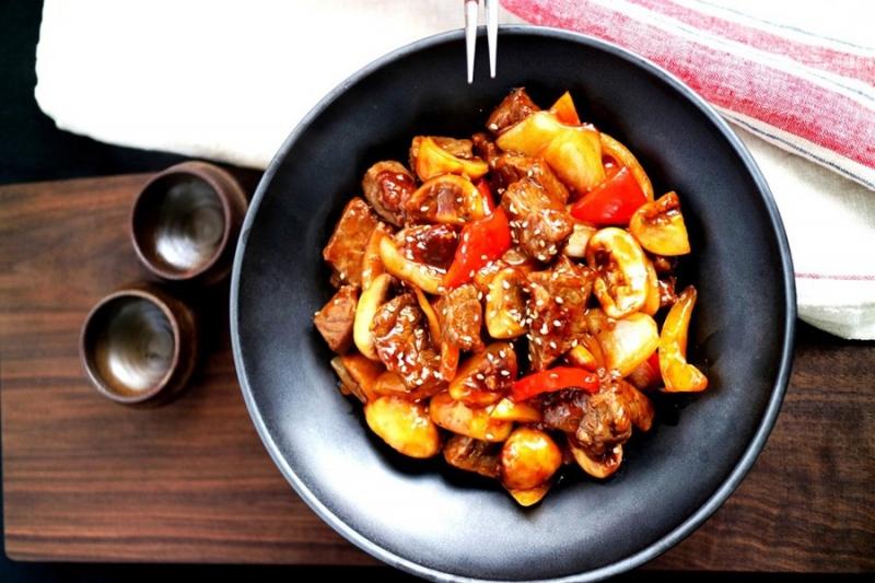 Thịt bò được xào chung với rau củ, bông cải xanh, hành tây và thêm nước sốt gia vị