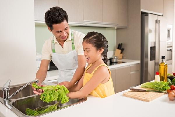Bố dạy con nấu ăn