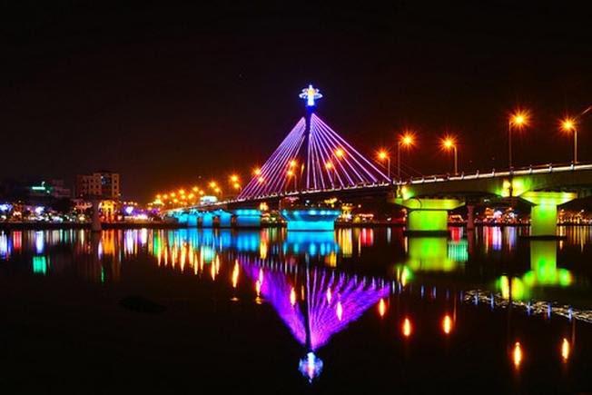 Lung linh bên bờ đông sông Hàn