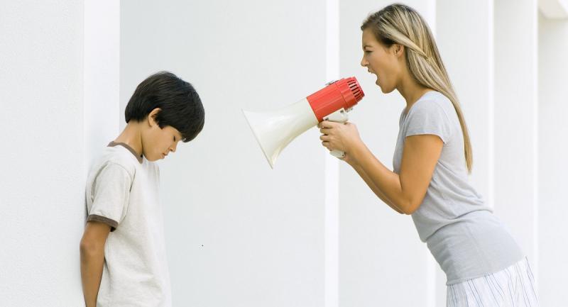 Bố mẹ độc đoán là những bậc phụ huynh có xu hướng luôn gò ép con mình phải làm theo những gì mà họ sắp đặt