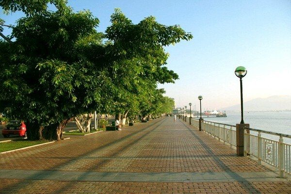 Gió mát lộng gió vào những chiều ven bên bờ sông Hàn.