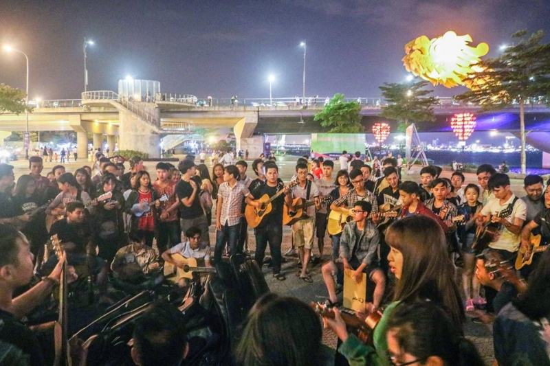 Du ca Đà Nẵng_ nơi tập trung các bạn trẻ yêu ca hát ,diễn ra chủ nhật hàng tuần.