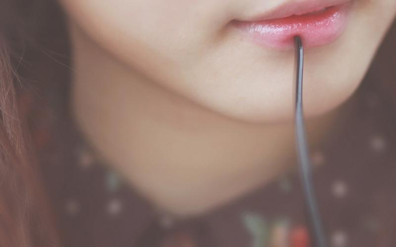 Nước khiến đôi môi không nứt nẻ