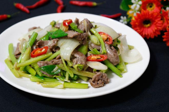 Bò Xào Cần Tỏi
