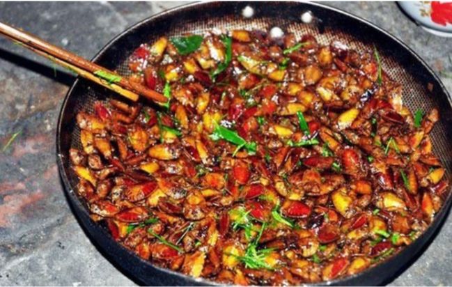 Một công đoạn chiên giòn bọ xít
