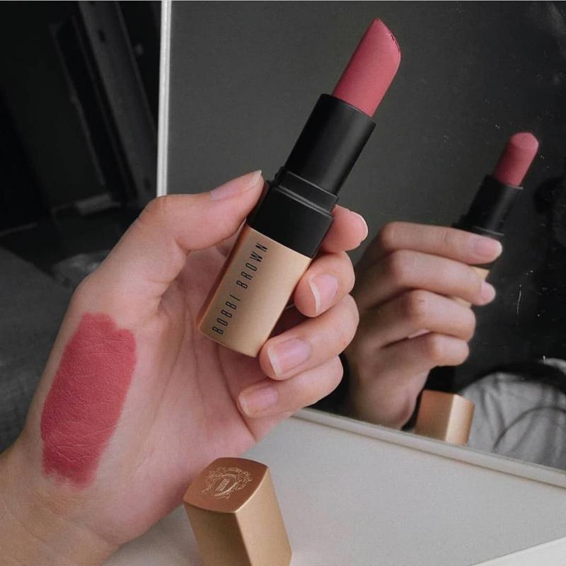 Bobbi Brown Luxe Matte Lip Color sử dụng công thức kết hợp giữa son lì cổ điển với son kem hiện đại dã tạo ra sản phẩm vừa có độ phủ, giàu độ ẩm cho đôi môi luôn rạng rỡ