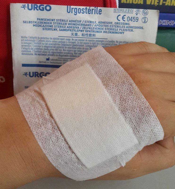 Bóc miếng dán urgo không bị đau