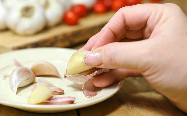 Bóc tỏi siêu tốc bằng lò vi sóng