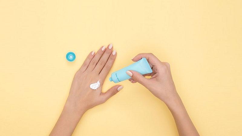 Bạn cần bôi kem chống nắng trước khi ra ngoài
