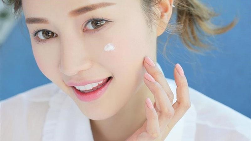 Bôi kem chống nắng thường xuyên để tránh bị lão hóa da