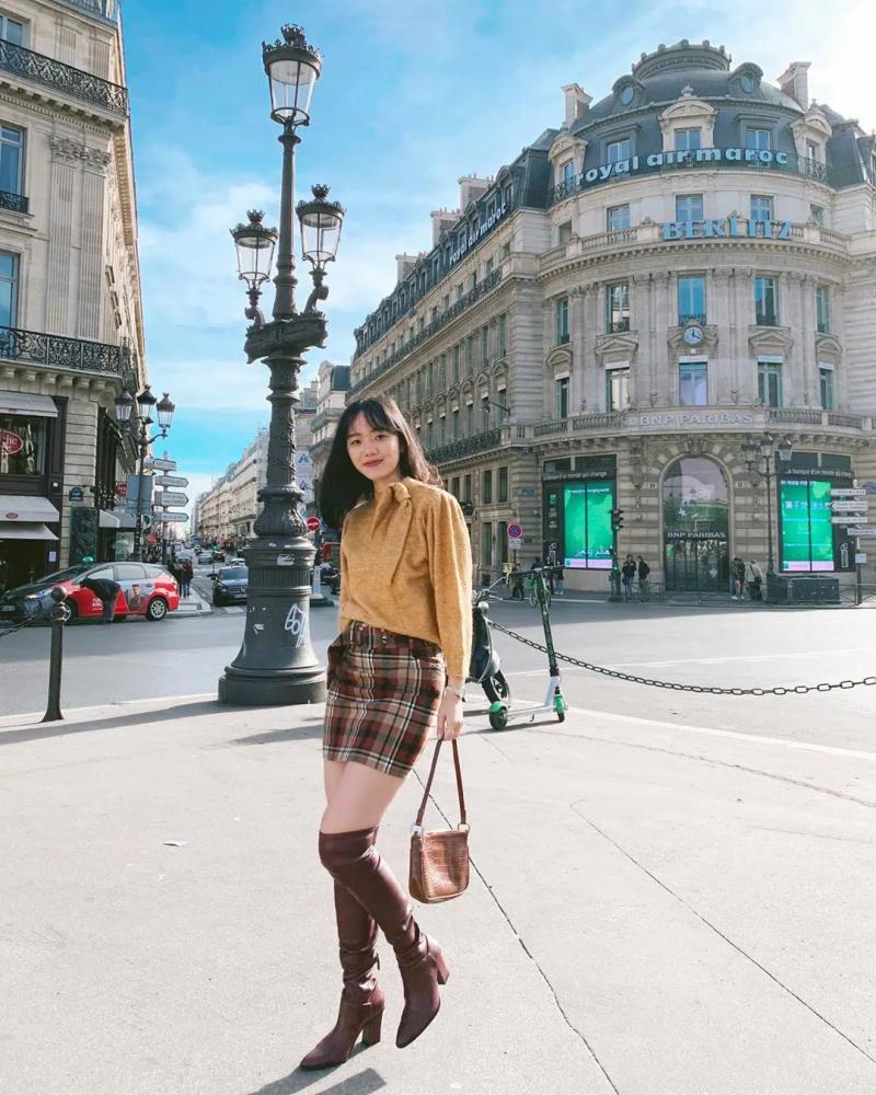 Boot cao cổ và chân váy dạ