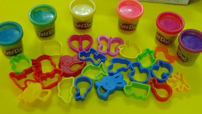 Những hộp đất sét đủ màu sắc
