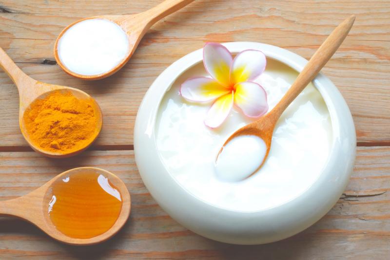 Tẩy lông mặt bằng bột nghệ và sữa chua