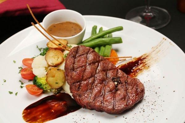 Botanica thu hút với món beefsteak ngon chuẩn hương vị
