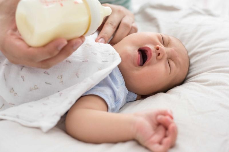 Trẻ bú kém tức là trẻ bú ít hơn nửa số lượng một lần bú hoặc số lần bú trong ngày