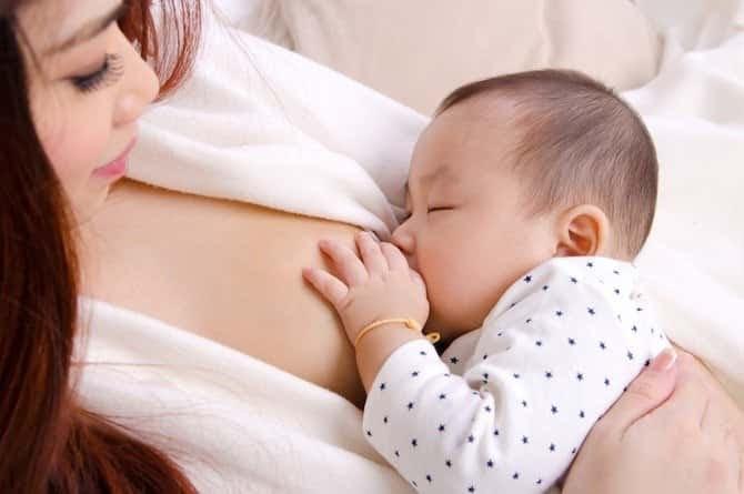Nuôi con bằng sữa mẹ giúp bé ổn định trọng lượng